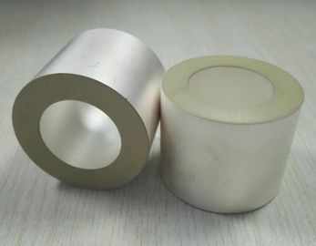 Piezoelektryczne rurki ceramiczne w kolorze srebrnym. Elektrody dodatnie i ujemne